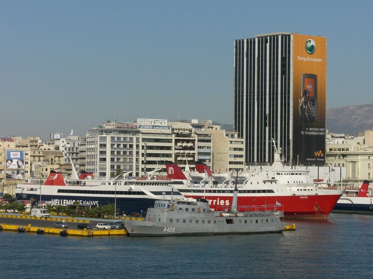 Τα τρία “θηρία” που διεκδικούν το λιμάνι του Πειραιά