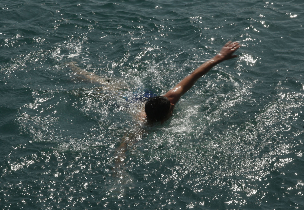 Απελπισμένοι πρόσφυγες πλένονται στα βρώμικα νερά του λιμανιού στον Πειραιά – Φωτογραφίες