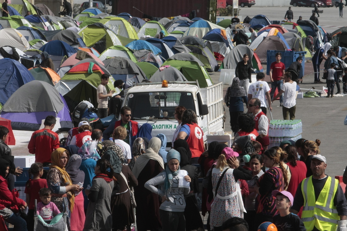 Πειραιάς: Ούτε ένας πρόσφυγας δεν δέχθηκε να φύγει – Έρευνα για τους “αλληλέγγυους” που μοιράζουν φυλλάδια