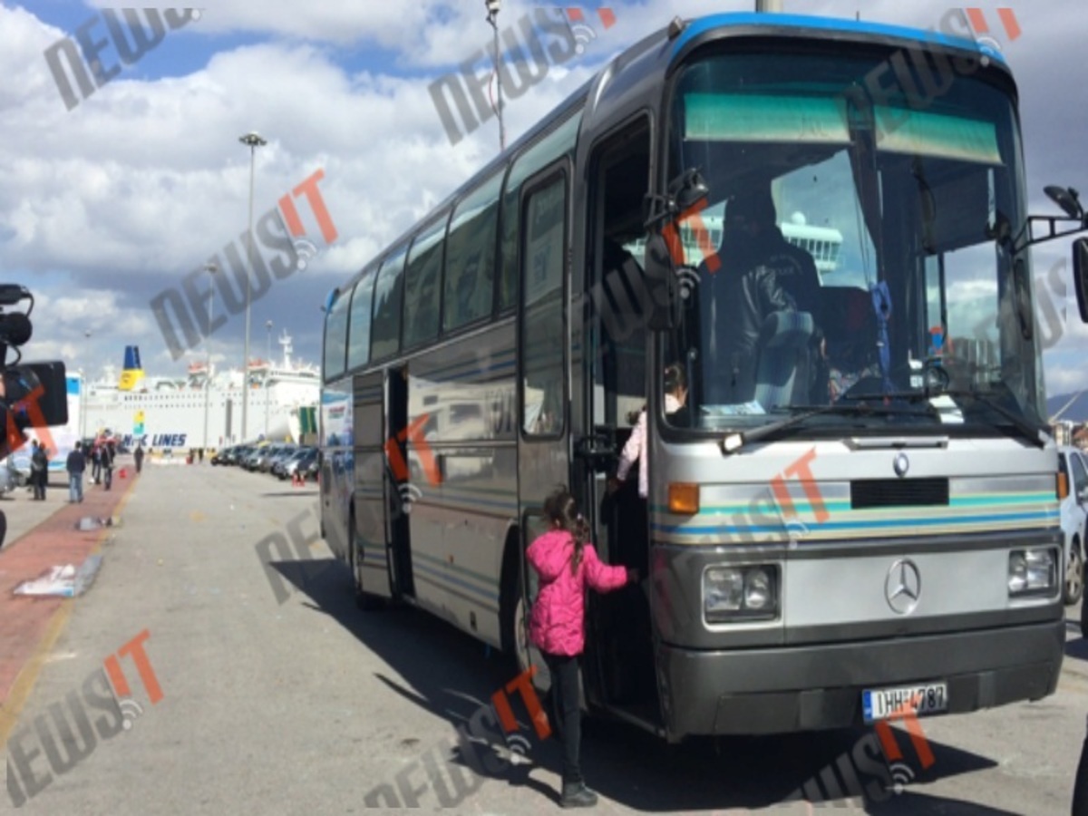 Φεύγουν από τον Πειραιά με λεωφορεία οι πρόσφυγες (ΒΙΝΤΕΟ & ΦΩΤΟ)
