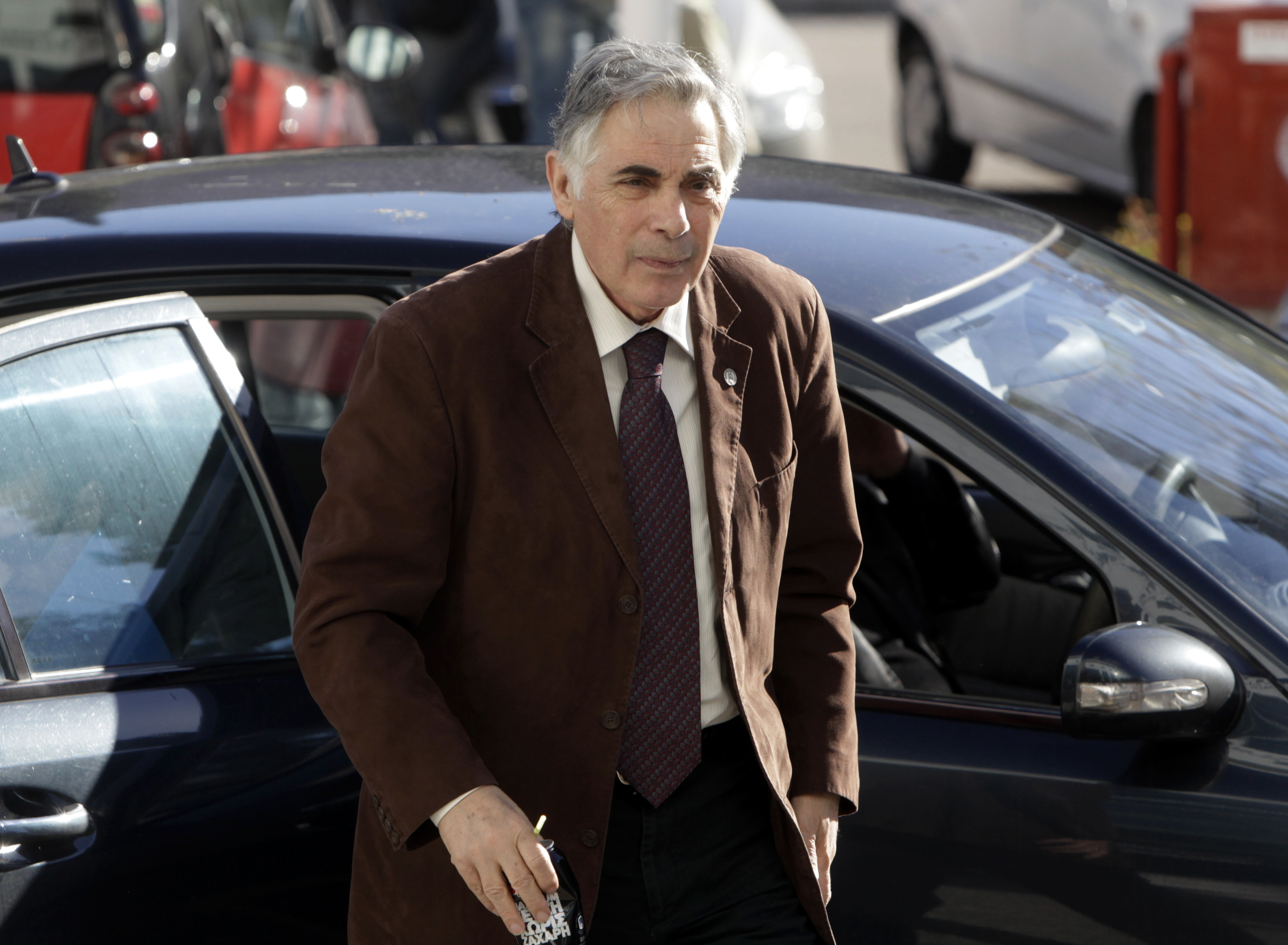 Πελεγρίνης: Στην Αθήνα τον βγάζουν σε αργία, στο Παρίσι ανεβαίνει στο σανίδι
