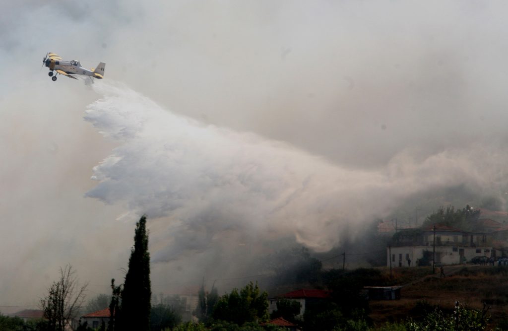 Μάχη με τις φλόγες και τον άνεμο στην Πελοπόννησο