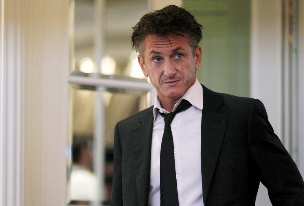 Ο Σον Πεν προσφέρει ανθρωπιστική βοήθεια στη Βεγγάζη