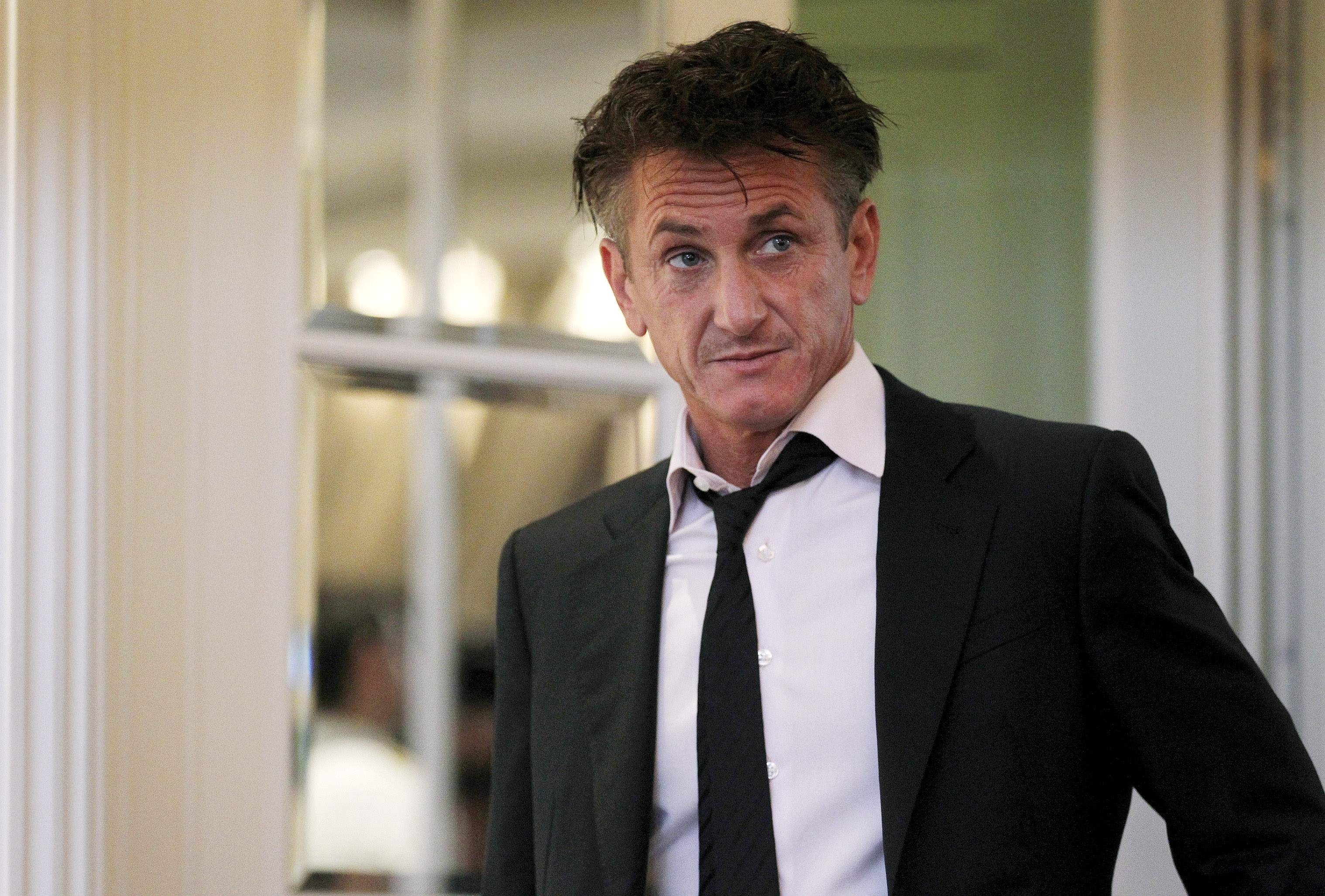 Ο Σον Πεν προσφέρει ανθρωπιστική βοήθεια στη Βεγγάζη