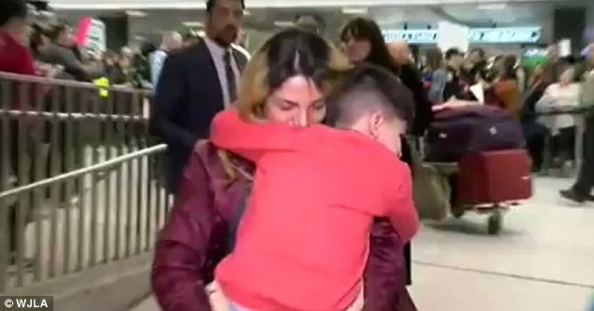 Ο 5χρονος “όμηρος” του Τραμπ επιστρέφει στην αγκαλιά της μαμάς του [vid]