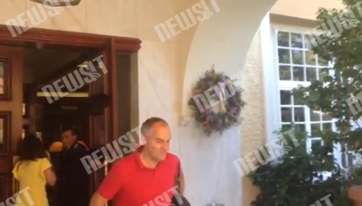 Πελάτης φεύγει από Πεντελικόν