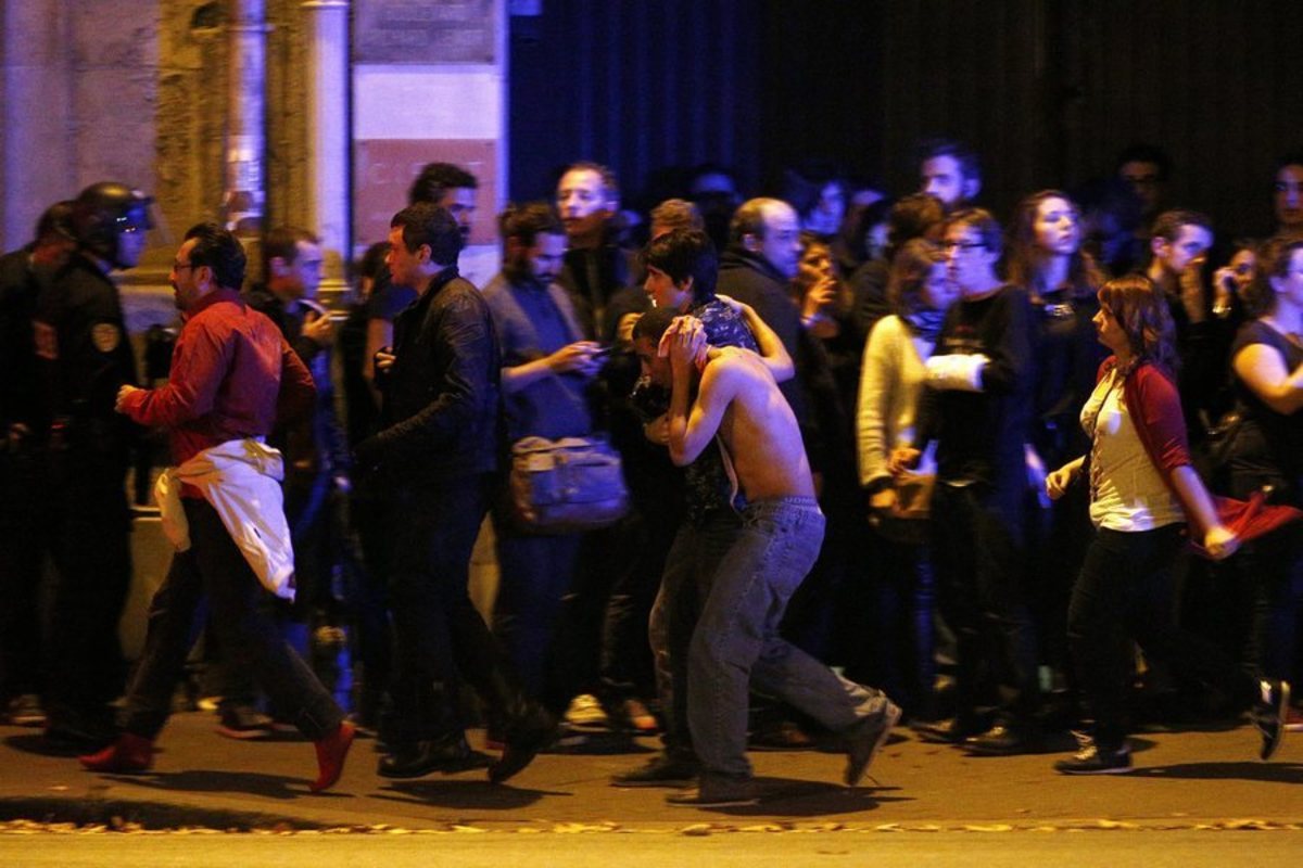 Έπνιξαν στο αίμα το Παρίσι – Σοκαριστική αποκάλυψη: Οι τρομοκράτες ανατινάχτηκαν μέσα στο θέατρο Μπατακλάν!