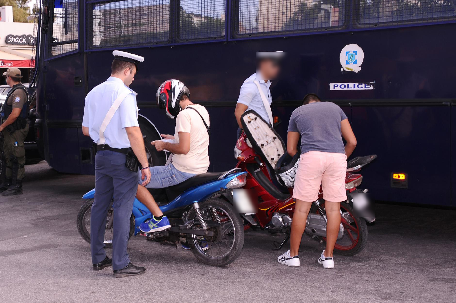 Αστυνομικοί έλεγχοι στο Πέραμα μία ημέρα μετά την επίθεση  ΦΩΤΟ ΑΡΧΕΙΟΥ EUROKINISSI