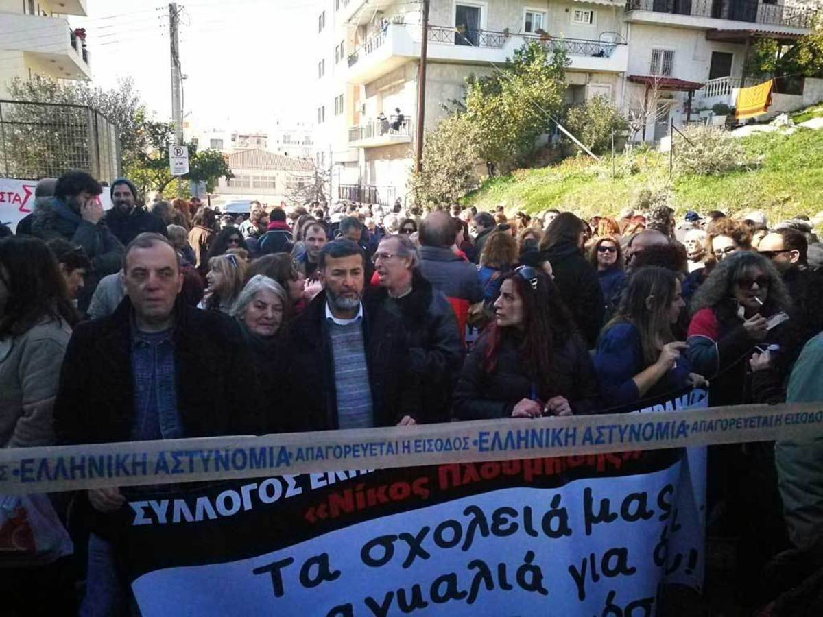 Πέραμα: Νίκησε ο ρατσισμός – Δεν έστειλαν τα παιδιά τους σχολείο λόγω των προσφυγόπουλων!