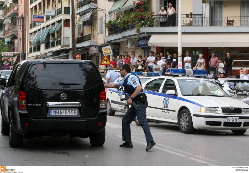 Θεσσαλονίκη: Λήστεψαν πελάτη βενζινάδικου και έφυγαν με το αυτοκίνητό του