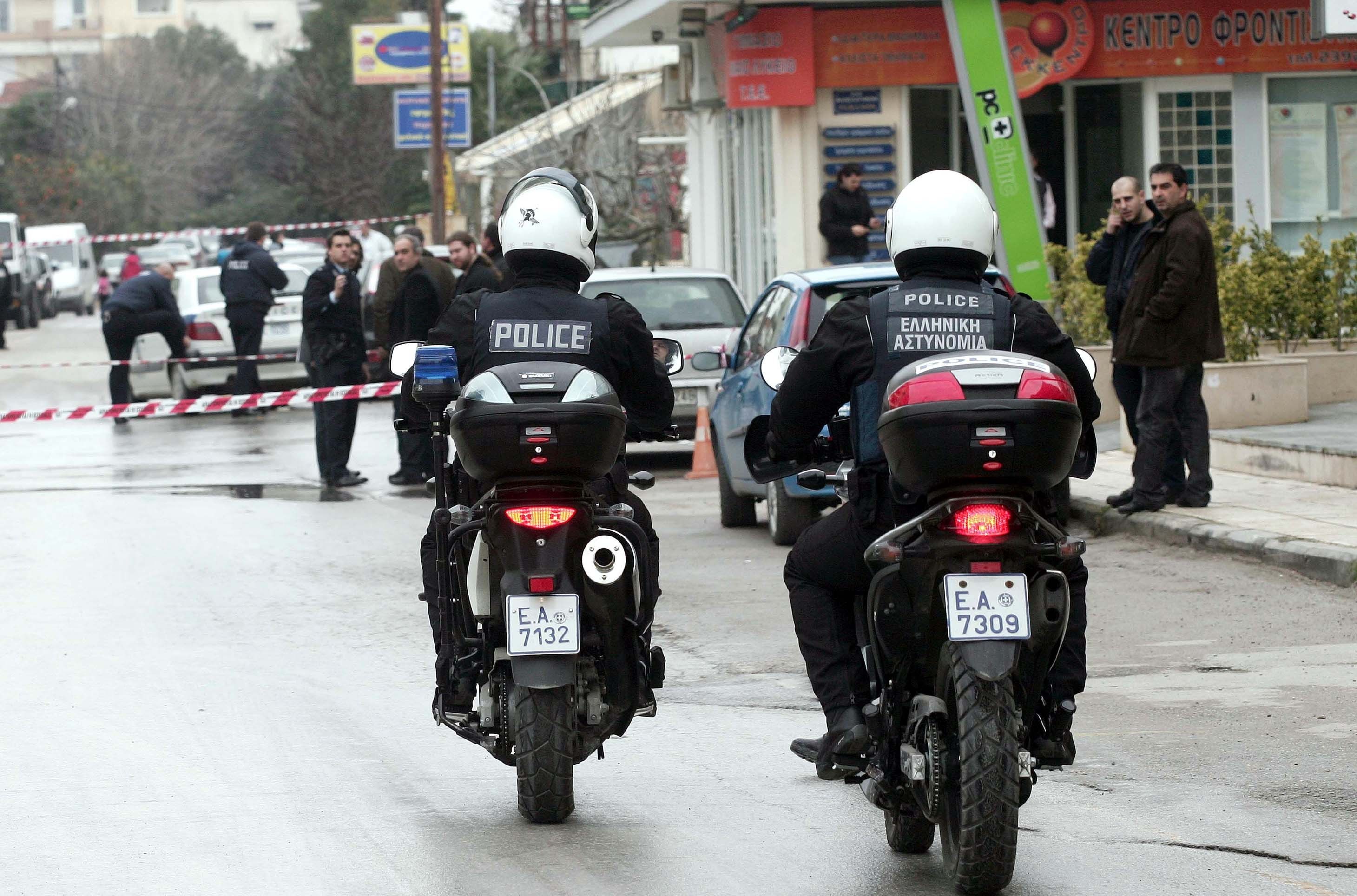 Συμπλοκή με αστυνομικούς στην Αργυρούπολη – Τους απείλησαν με πιστόλι