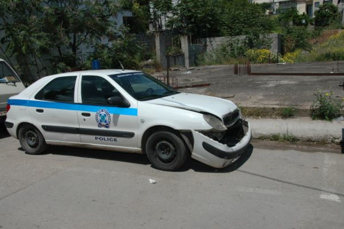 To περιπολικό που χτύπησαν οι δράστες - ΦΩΤΟ από lamiareport.gr