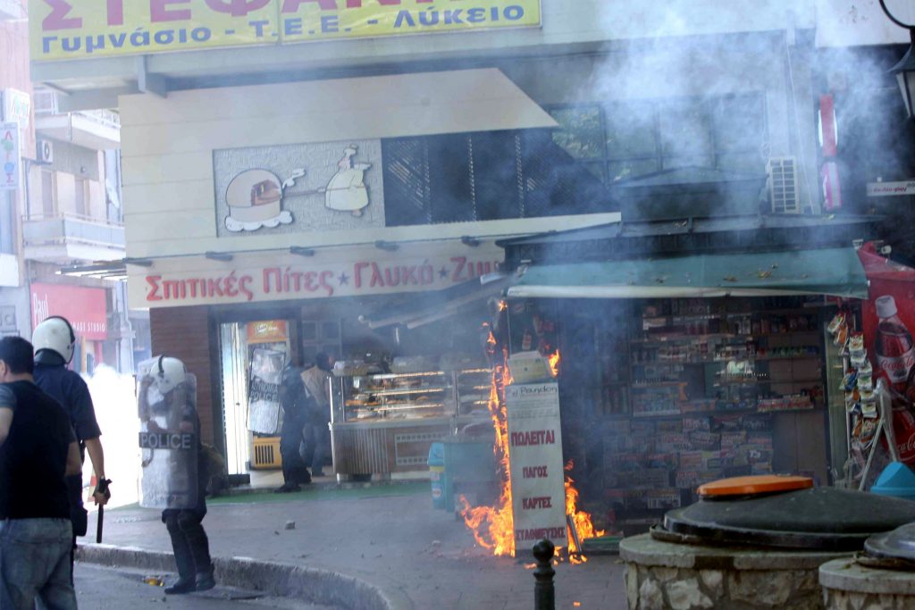 Στις φλόγες τυλίχτηκε περίπτερο στην πλατεία του Λαού