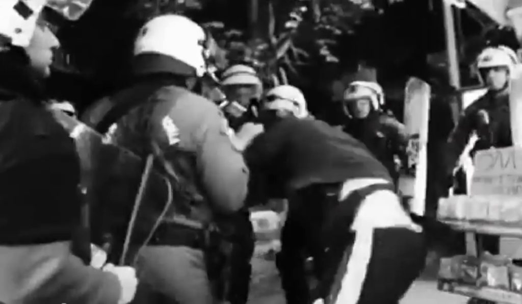 Το αποκαλυπτικό βίντεο από τα επεισόδια στα Εξάρχεια προκαλεί οργή – Άντρες των ΜΑΤ δέρνουν εργαζόμενο σε περίπτερο και κλέβουν τα νερά