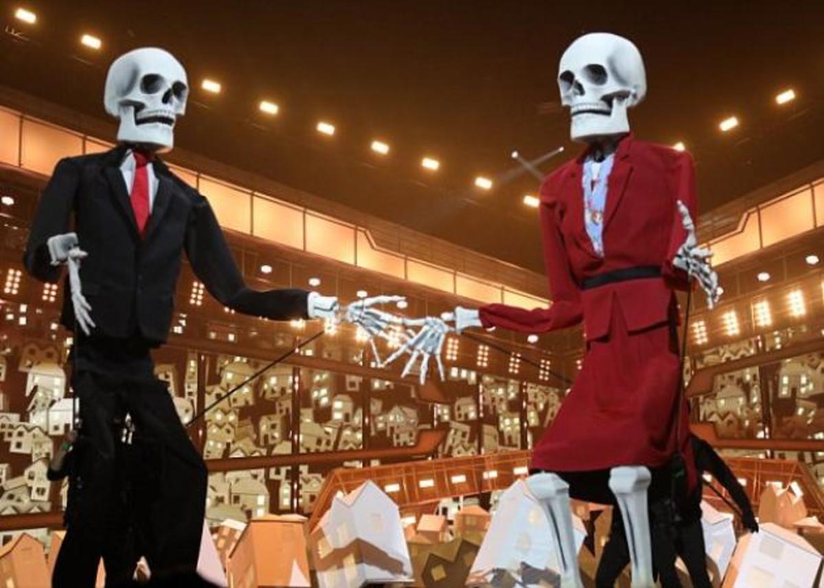 Χαμός στα Brit Awards – Η Katy Perry στη σκηνή με τους σκελετούς του Τραμπ και της Μέι