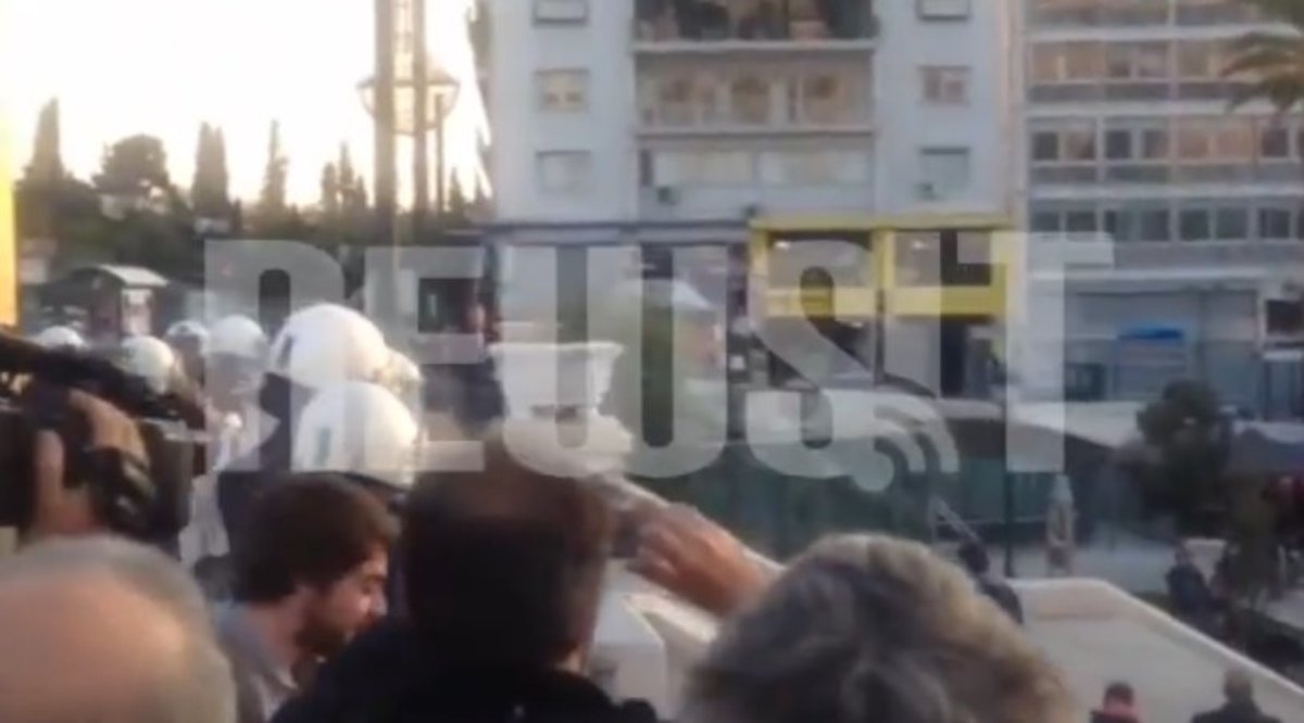 Πετούν νεράντζια στους αστυνομικούς