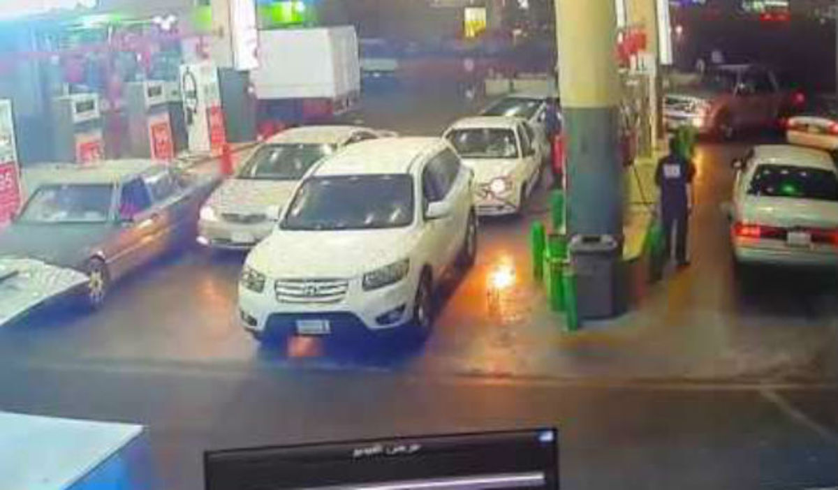 Σοκαριστικό βίντεο: Αυτοκίνητο έπιασε φωτιά σε βενζινάδικο!