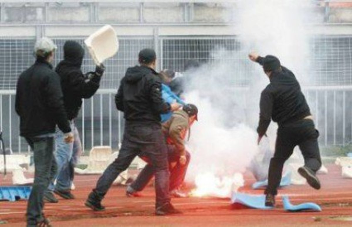 Ένταση και πετροπόλεμος έξω από το Βαρδινογιάννειο- Πάνω απο δέκα οπαδοί στο νοσοκομείο