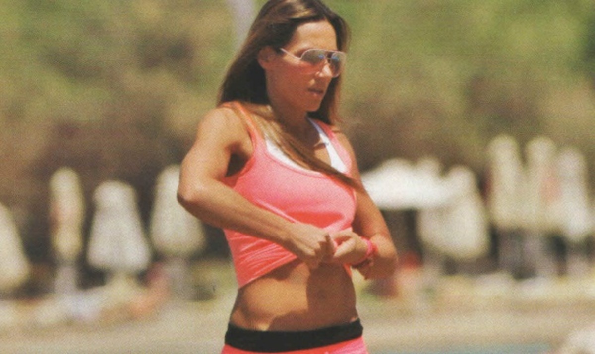 Ε. Πετρουλάκη: Γυμνάζεται στην παραλία!