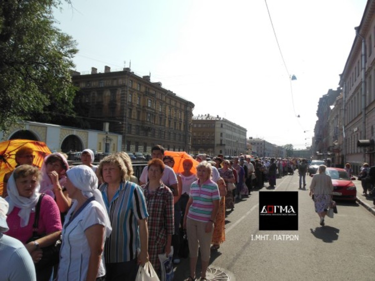 Ατελείωτες ουρές στην Αγία Πετρούπολη για τον Σταυρό (φωτο)