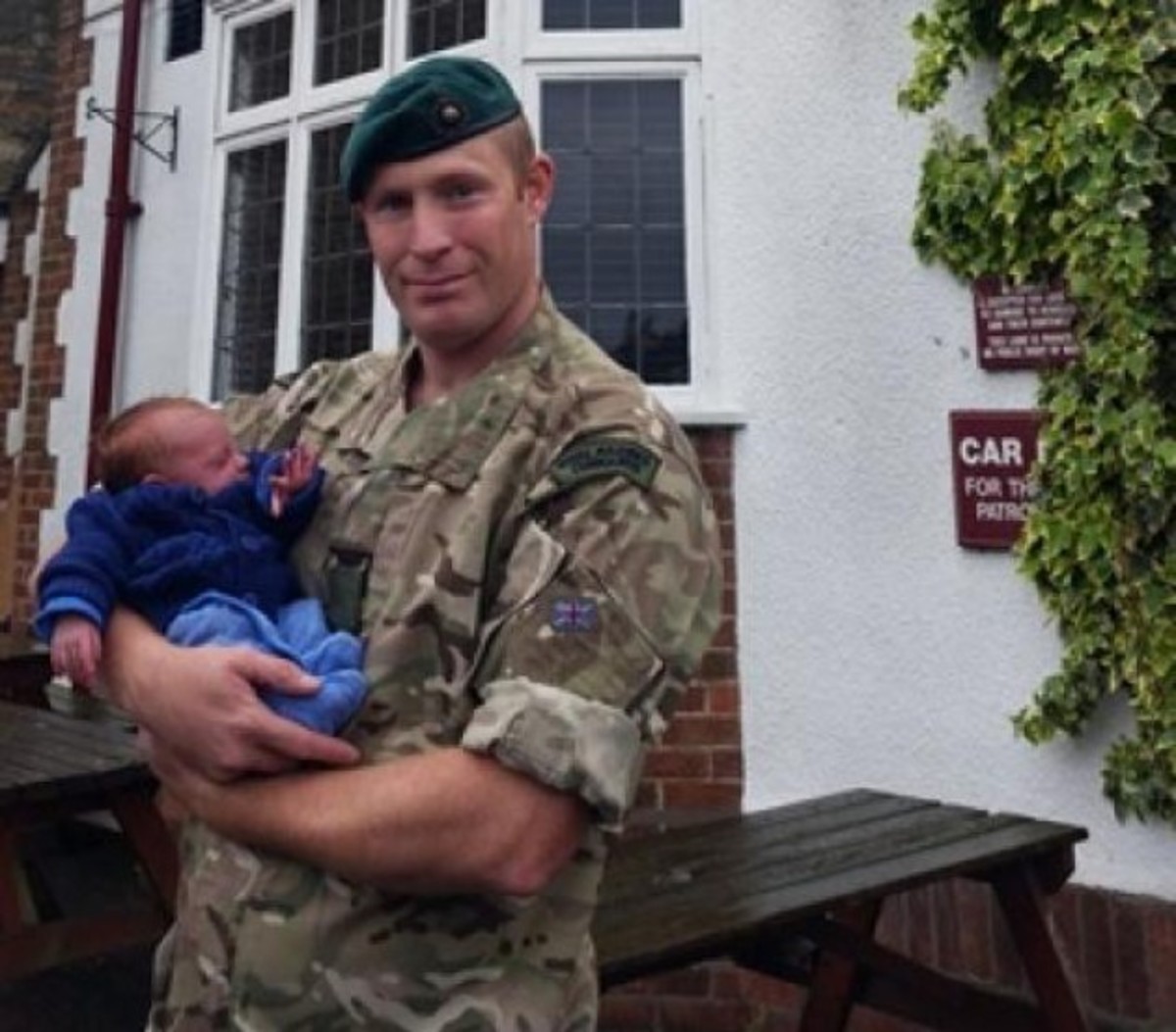 Απίστευτη ιστορία: Πεζοναύτης ”έφερε στη ζωή” το γιο του! ΦΩΤΟ