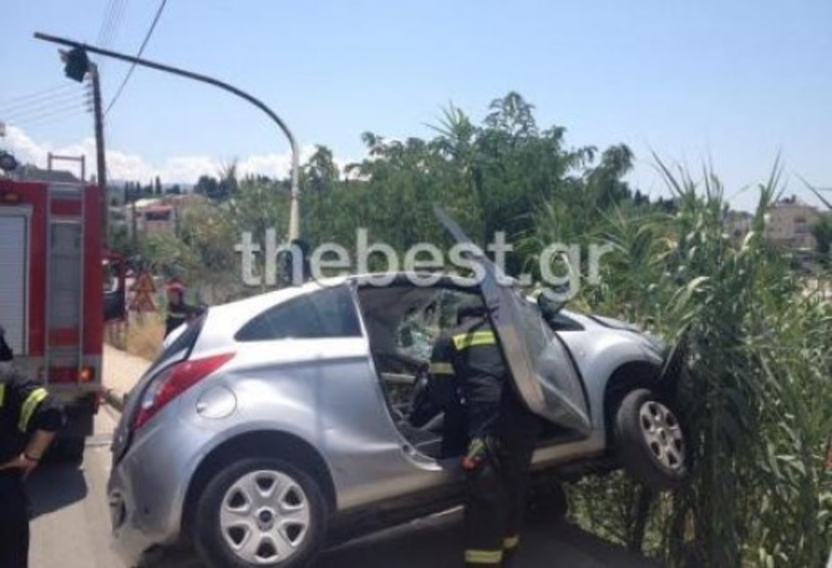 Απεγκλωβισμός γυναίκας σε τροχαίο