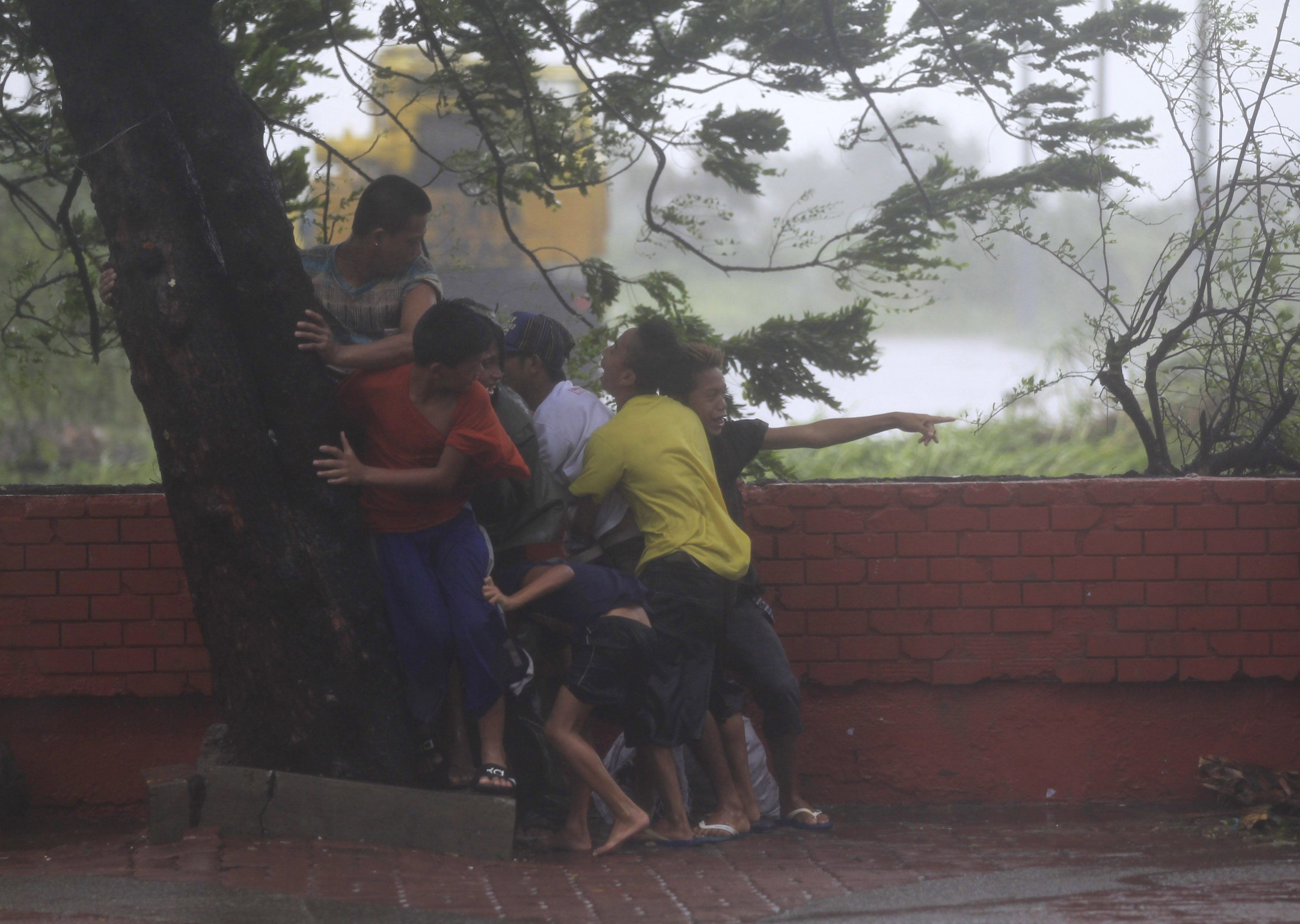 Φιλιππίνες: Τους πήρε και τους σήκωσε! Συγκλονιστικές εικόνες από τον τυφώνα Ράμασουν