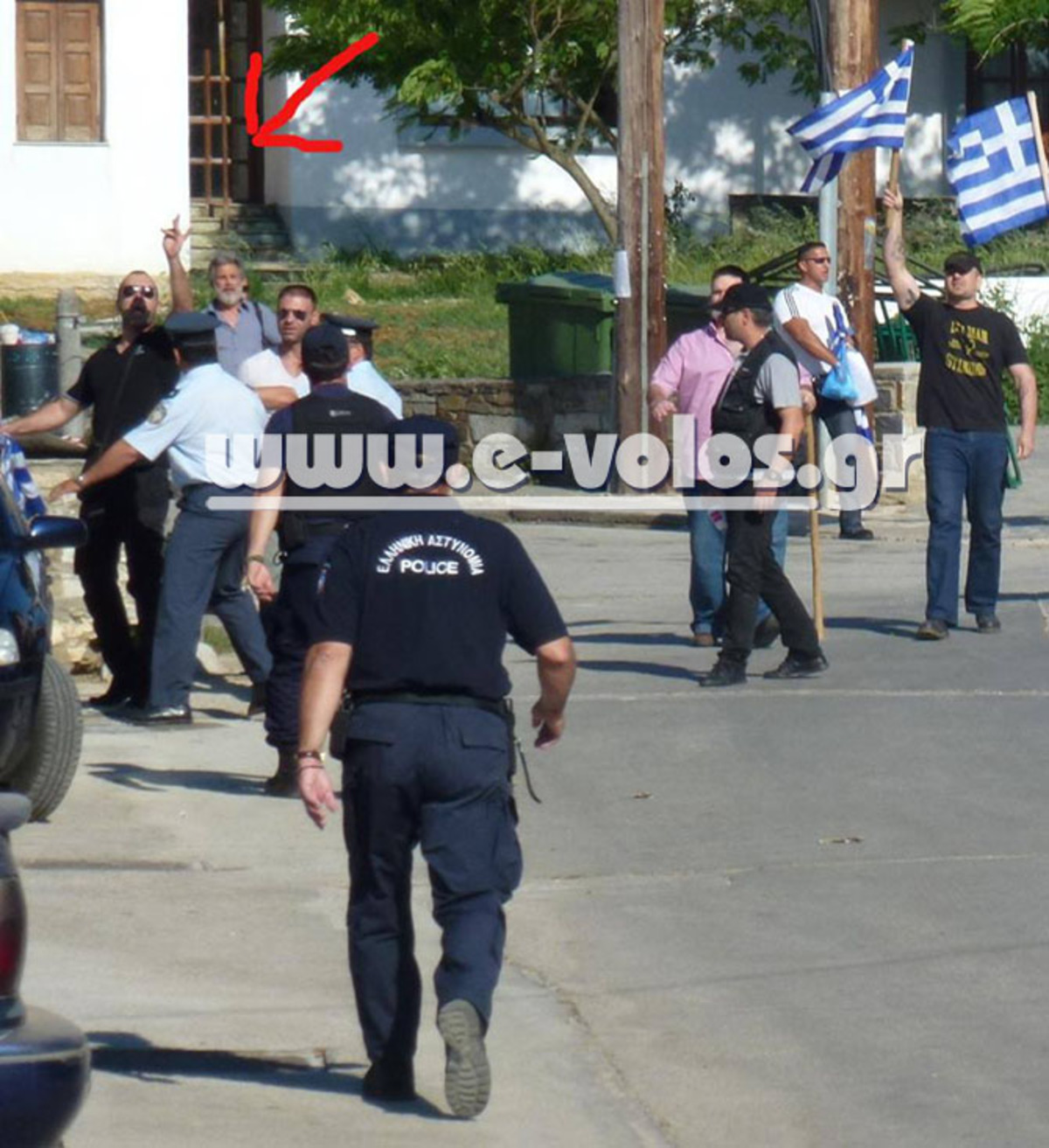 Πήλιο: Σάλος από τη χειρονομία του Χρυσαυγίτη Ηλιόπουλου – Έδειξε το μεσαίο του δάχτυλο σε πολίτες!