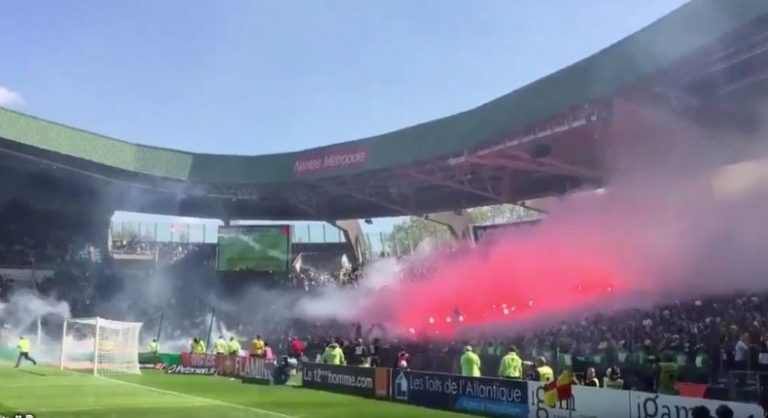 Γαλλία: Έβαλαν “φωτιά” στο γήπεδο οι οπαδοί της Ναντ [vid]