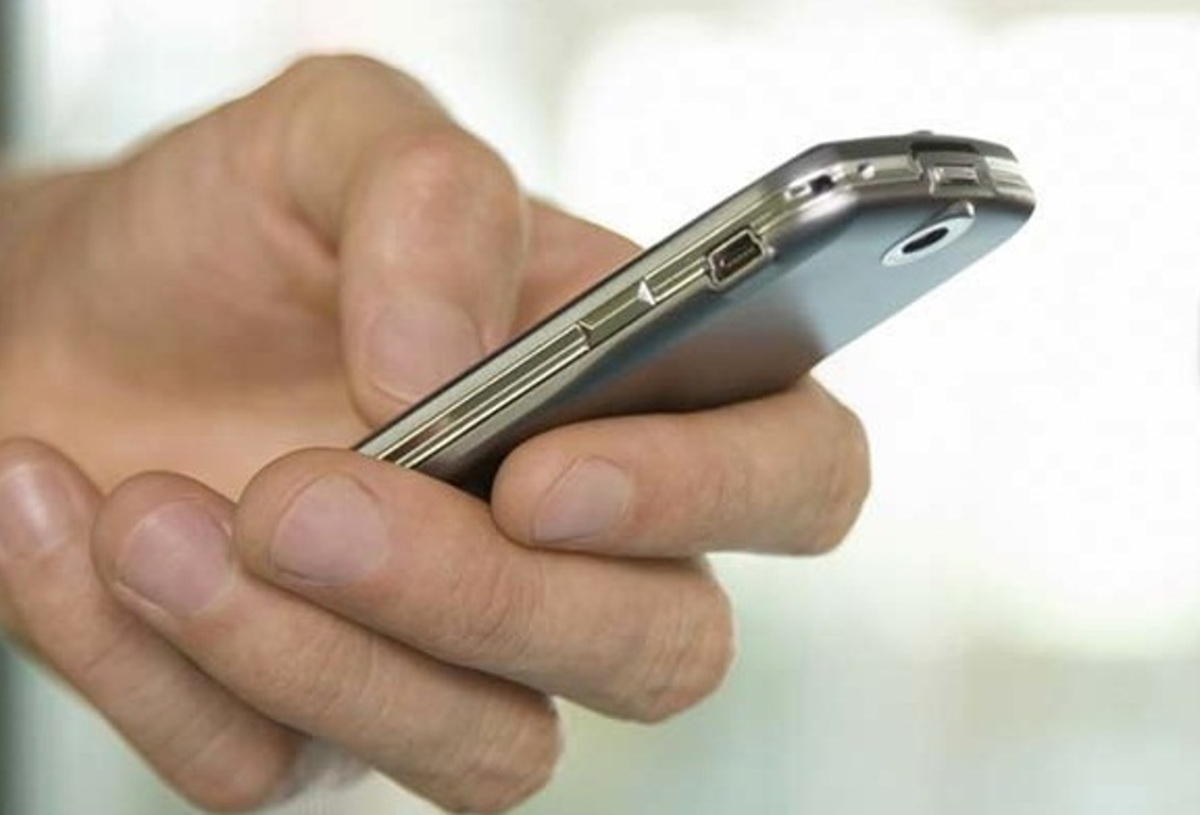 Ευρωβουλευτής ζητά να αναγράφονται στα κινητά οι κίνδυνοι για την υγεία