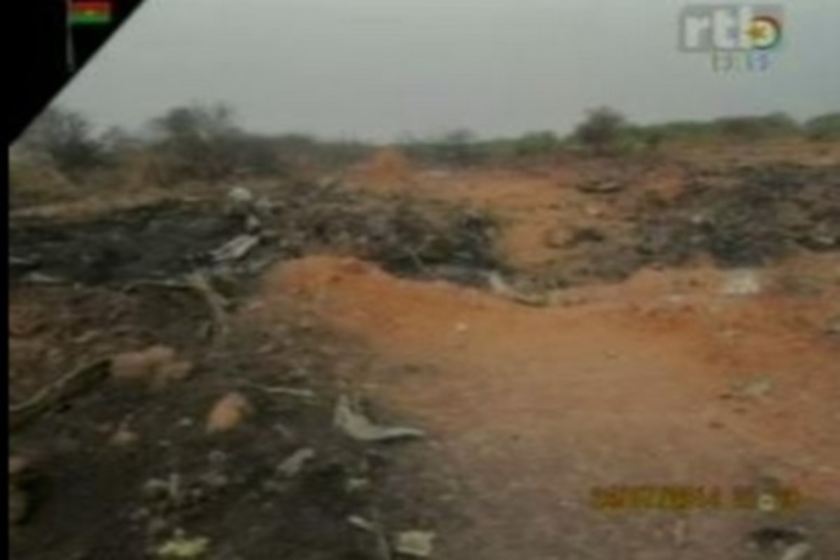 Συντρίμμια και πτώματα παντού! – Βίντεο από το σημείο που έπεσε το αεροσκάφος της Air Algerie στο Μάλι -Θρήνος στη Γαλλία για τους 51 νεκρούς επιβάτες