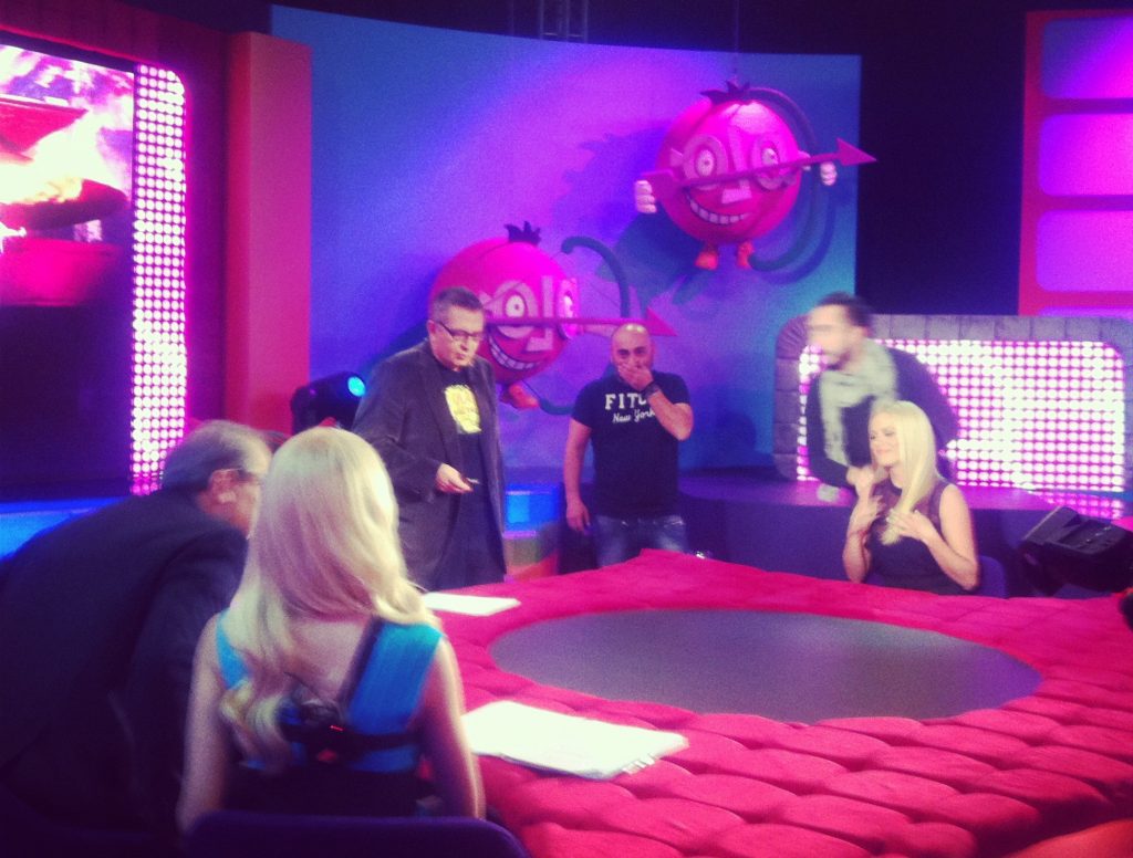 ΣΥΜΒΑΙΝΕΙ ΤΩΡΑ: Θέμος, Βαγγέλης, Δούκισσα και Ζέτα, τα κάνουν… μπάχαλο!