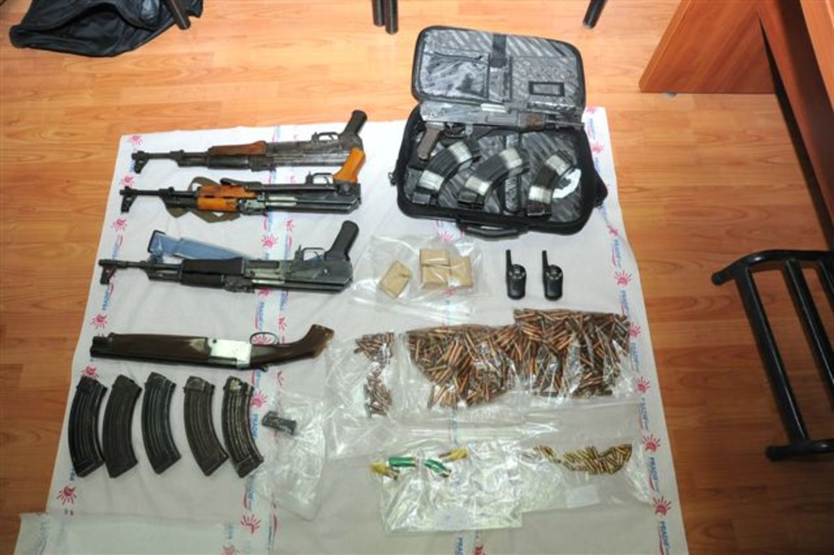 Μερικά από τα όπλα που βρέθηκαν στη γιάφκα των 2 κακοποιών