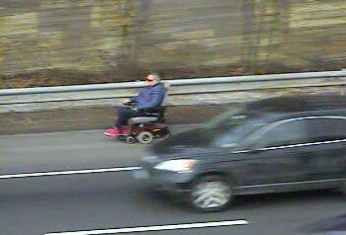 87χρονος με αναπηρικό αμαξίδιο “μπούκαρε” σε αυτοκινητόδρομο