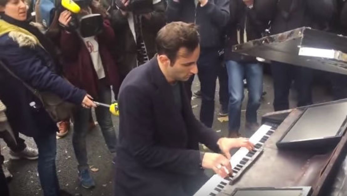Ο πιανίστας που συγκλόνισε το Παρίσι: Στον τόπο της τραγωδίας έπαιξε το Imagine