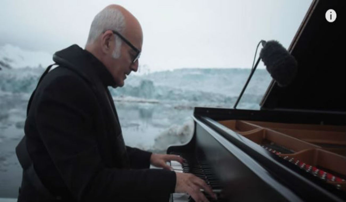 Παίζει πιάνο ανάμεσα στους παγετώνες – Ο λόγος; Συγκινητικό!