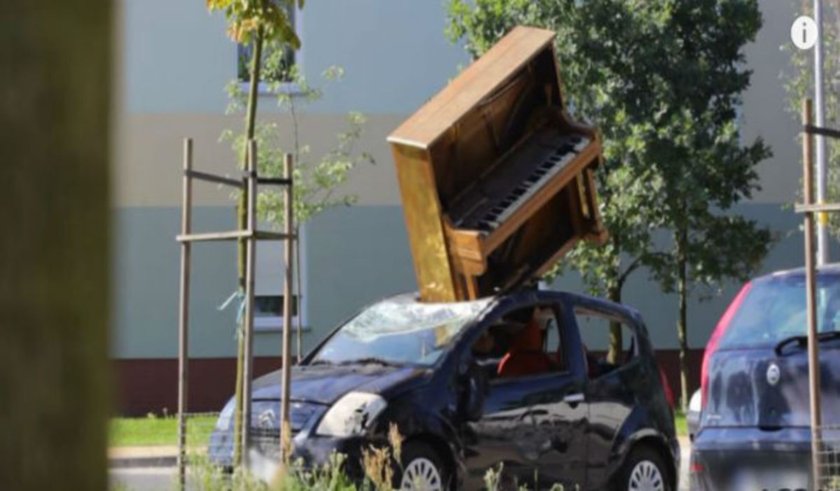 Πήγε να πάρει το αυτοκίνητο του και είδε ένα πιάνο στην οροφή – Τι συνέβη; (vid)