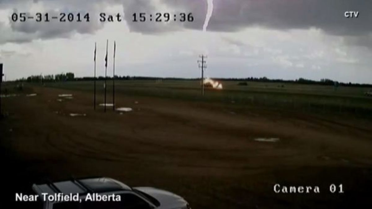 Τι γίνετε όταν κεραυνός χτυπάει ένα φορτηγάκι που κινείται; (VIDEO)