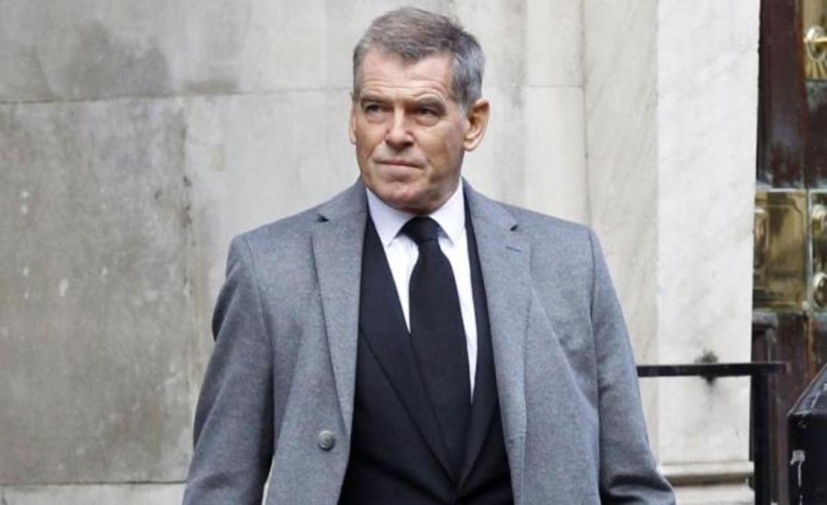 Ο πρώην «007» κάνει κοιλιακούς και push-ups με μαγιό στην παραλία!
