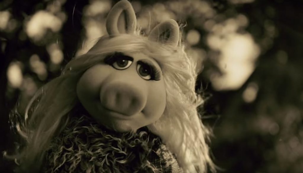 Πέσαμε κάτω από τα γέλια! H Miss Piggy ερμηνεύει το «Hello» της Adele!