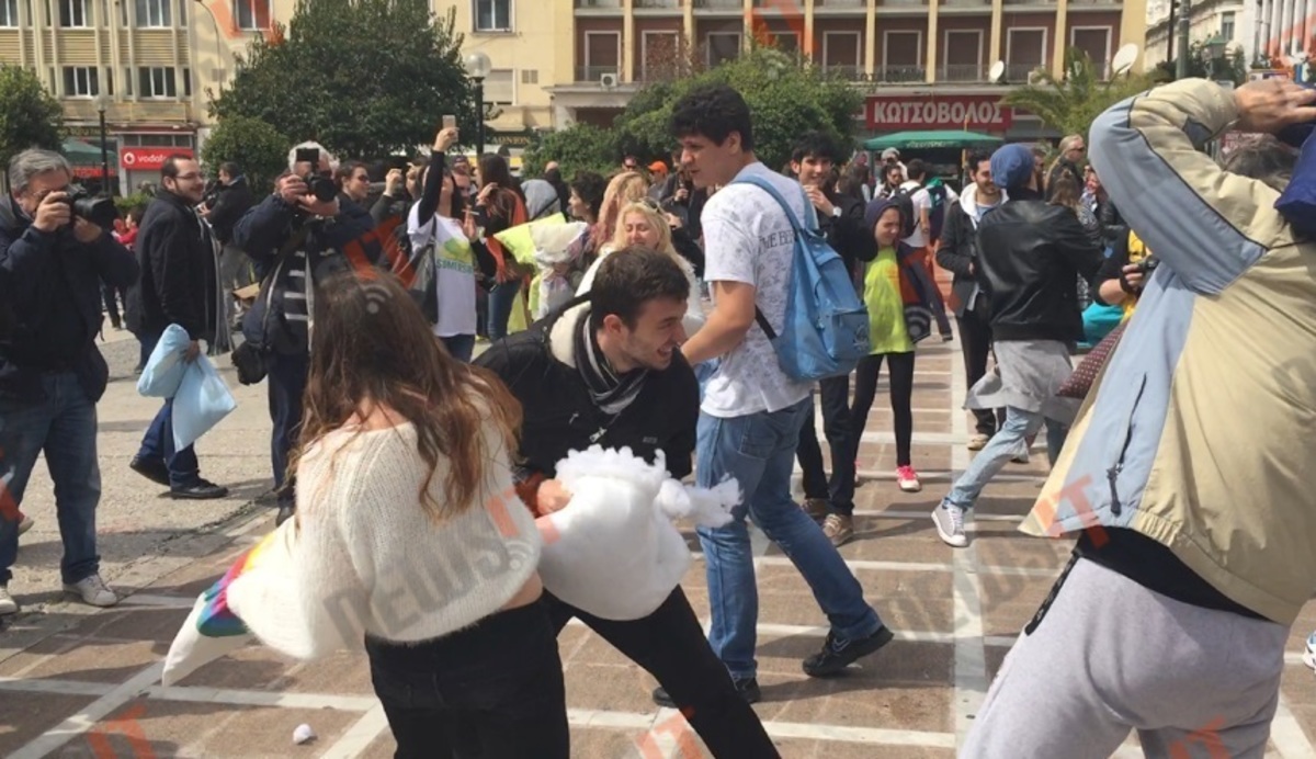 Πόλεμος με μαξιλάρια – Γέμισε πούπουλα ο ουρανός σε όλο τον κόσμο (Φωτογραφίες)