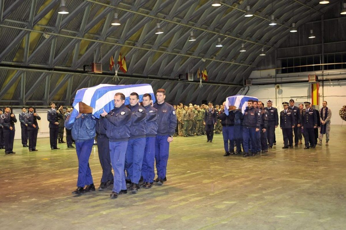 Ράγισαν καρδιές στην Ελευσίνα όταν έφτασαν οι σοροί των πιλότων του μοιραίου F16