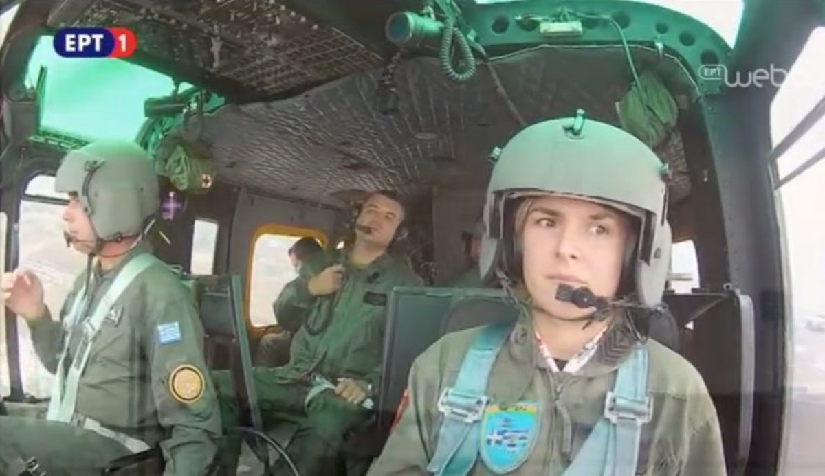Στρατιωτική παρέλαση: Η όμορφη πιλότος του ελικοπτέρου εν δράσει [pics, vid]