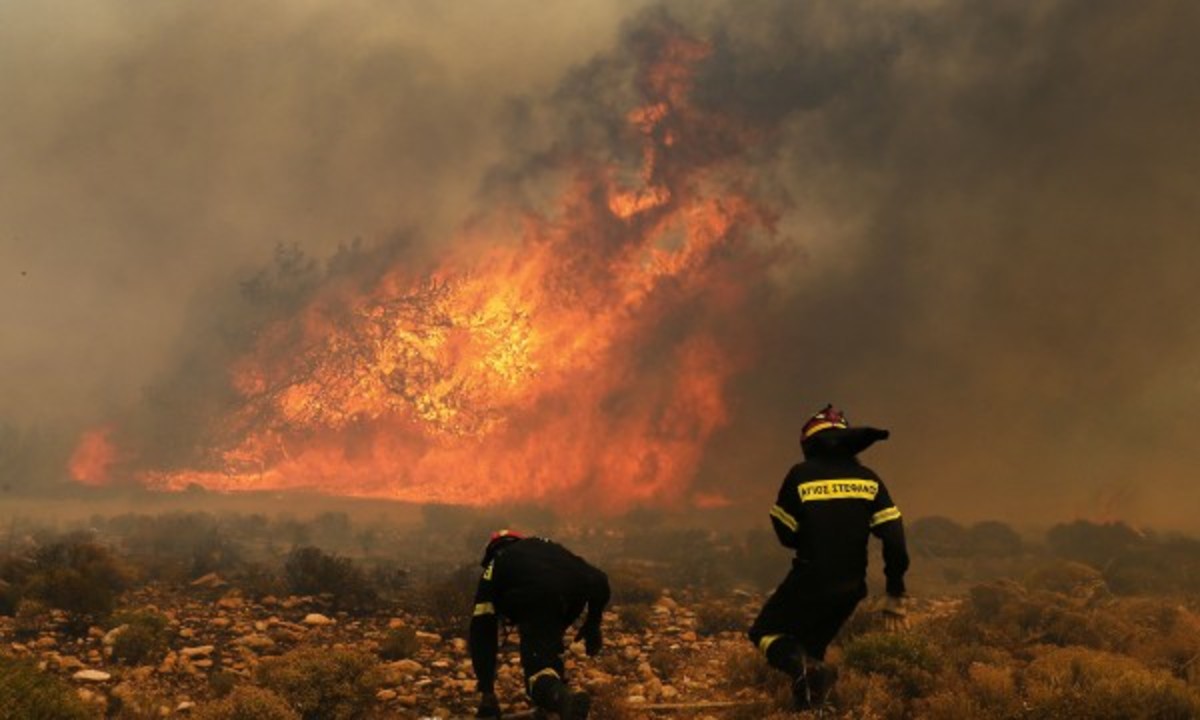 ΦΩΤΟ REUTERS - Δύο πυροσβέστες τρέχουν στη μάχη της κατάσβεσης