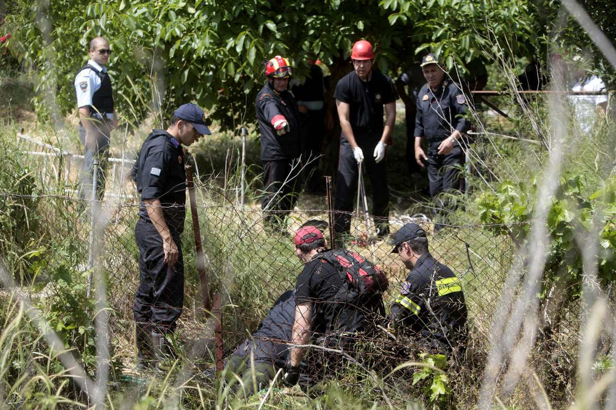 Επιχείρηση διάσωσης σκύλου που έπεσε σε τρύπα 15 μέτρων! (BINTEO)