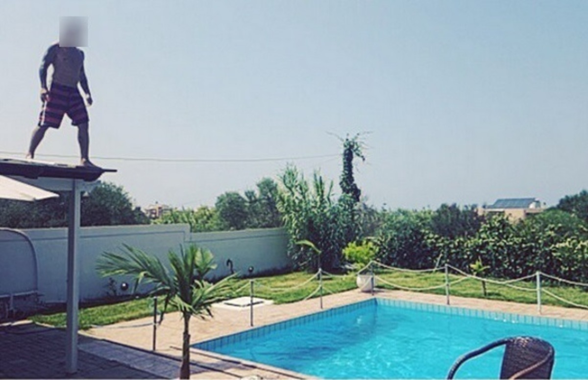 Το τερμάτισε Έλληνας παρουσιαστής: Έκανε βουτιά από το στέγαστρο στην πισίνα! – ΒΙΝΤΕΟ