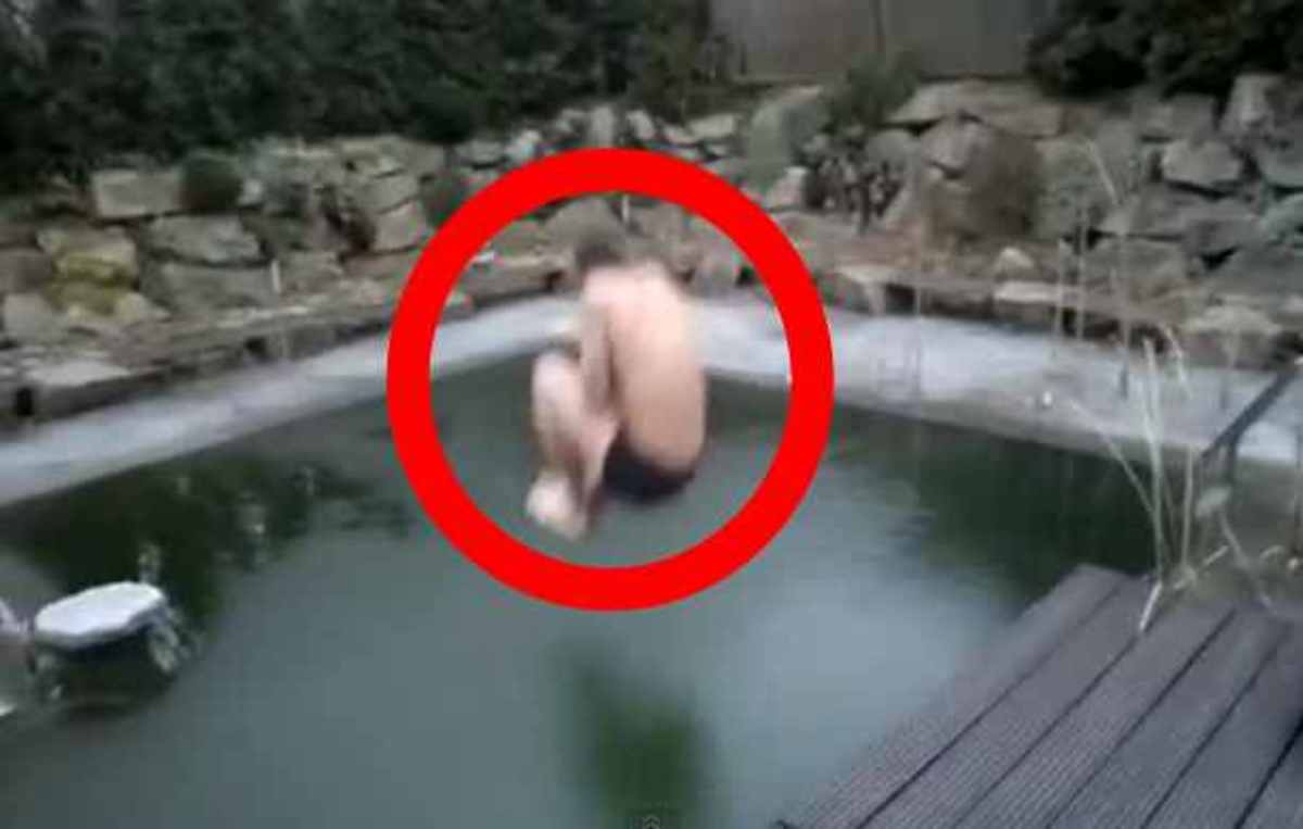 ΑΠΙΣΤΕΥΤΟ! Δείτε προσεκτικά τι θα συμβεί όταν ο νεαρός άντρας πέσει στην πισίνα!