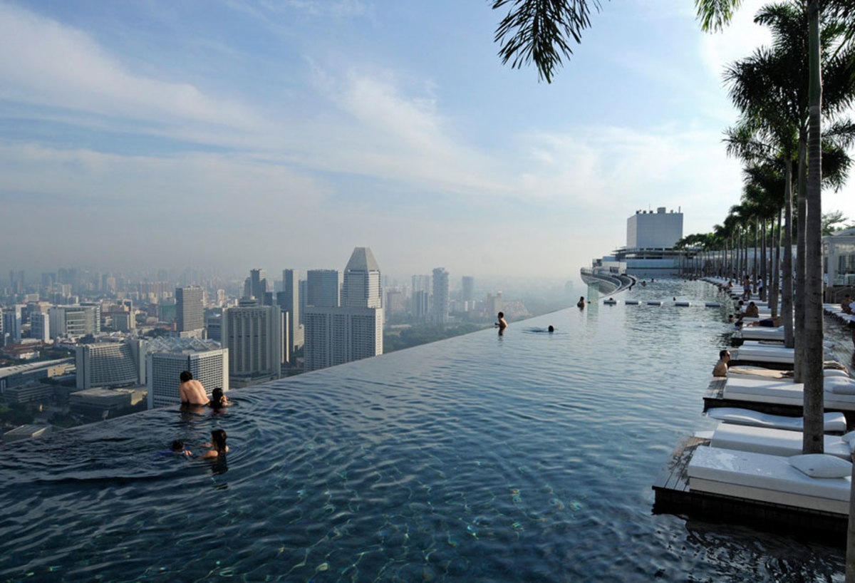Έλληνας παρουσιαστής απολαμβάνει το μπάνιο του στην πισίνα ουρανοξύστη της Σιγκαπούρης