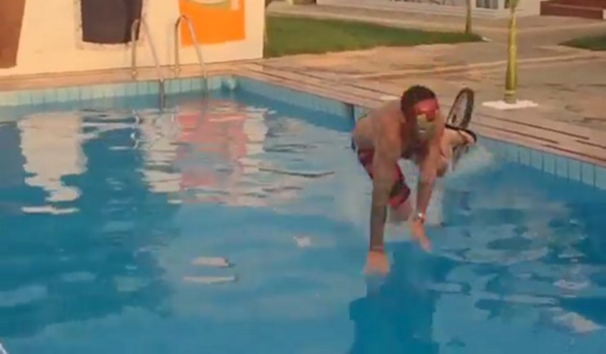 Έλληνας παρουσιαστής έπεσε με το ποδήλατο σε πισίνα ξενοδοχείου! Τον κατέγραψαν σε βίντεο!