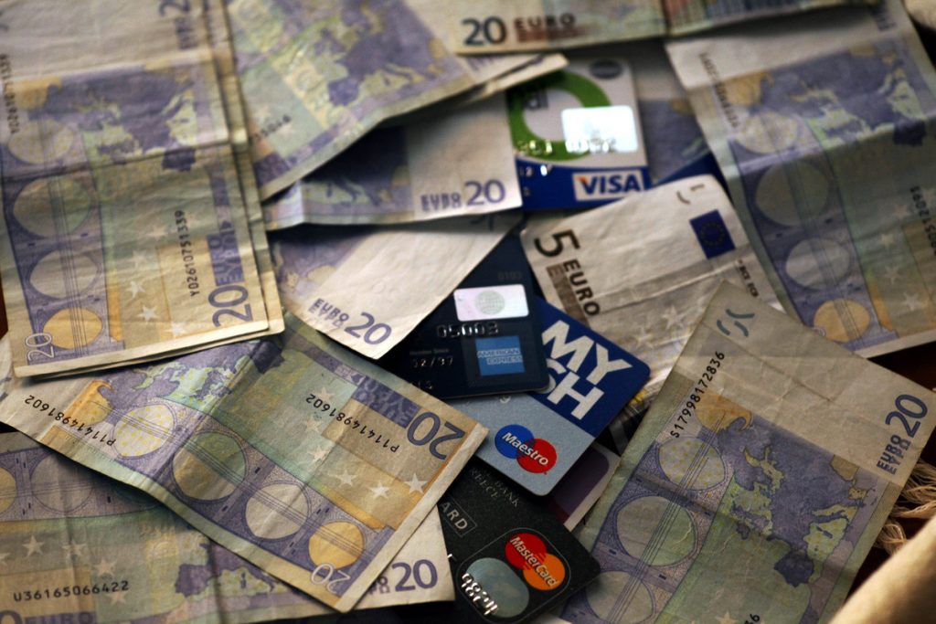 Οδηγίες για κερδοφόρα χρήση του πλαστικού χρήματος – Κρίσιμες απαντήσεις από την ΕΕΤ